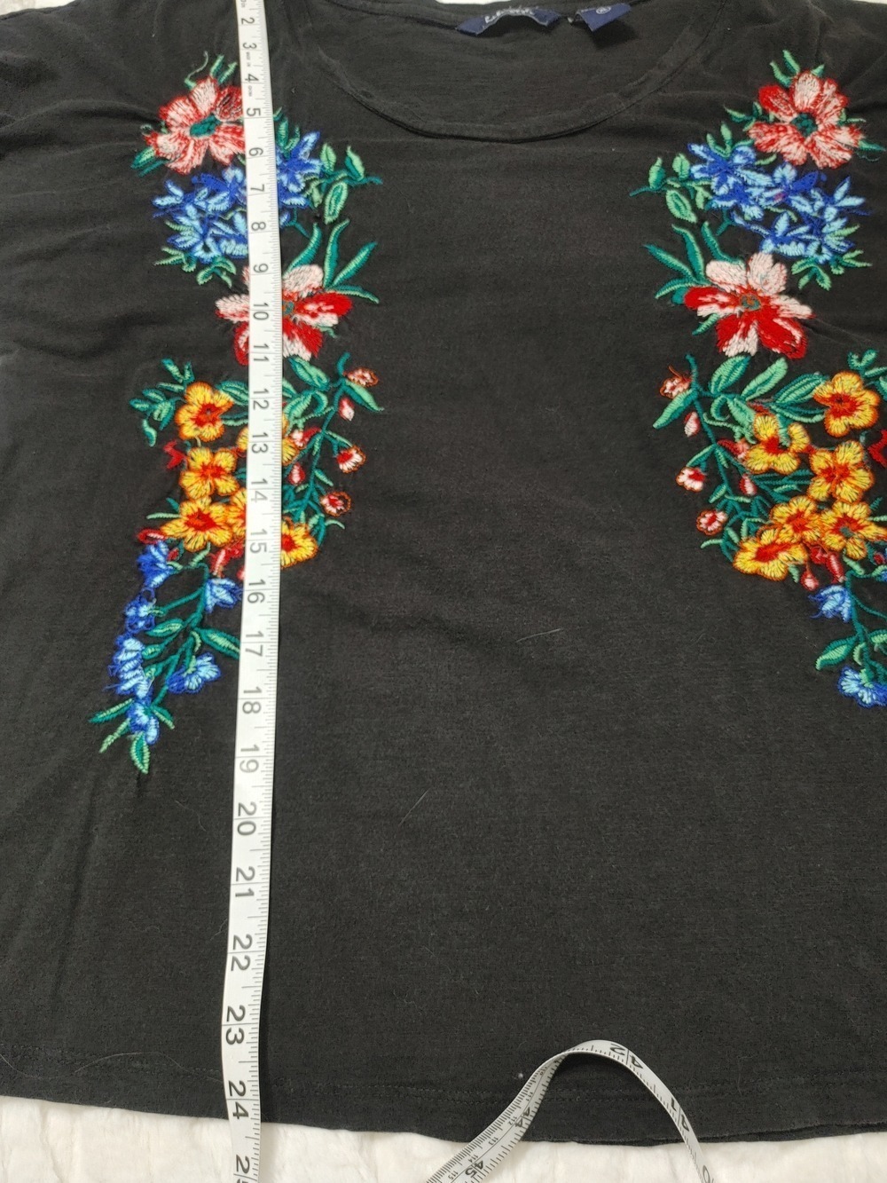 Black Short-Sleeve Scoop Neck Tee with Floral Embroidery - Picture 7 of 9